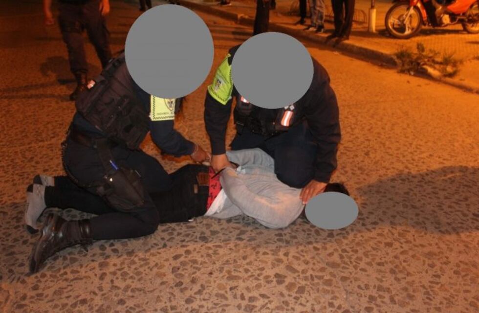 Detienen a un hombre por tratar de evadir un control y agredir a los uniformados