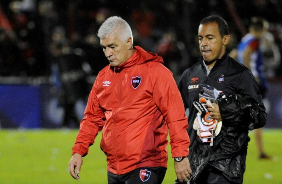 Alarma leprosa: De Felippe pidió "jerarquizar" el plantel para seguir en Newell's
