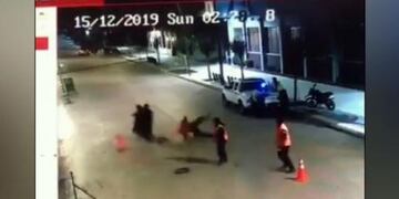 Motociclista atropelló a un policía en Castelli cuando querían realizarle un control de tránsito\u002E (Web)