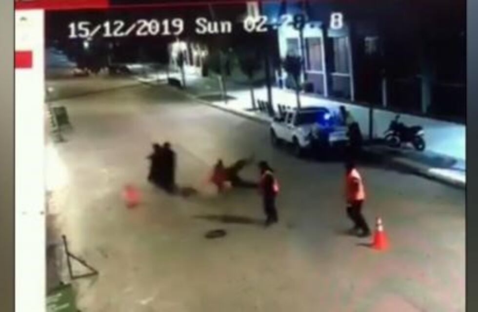 Un motociclista que viajaba con un menor atropelló a un agente de tránsito y escapó