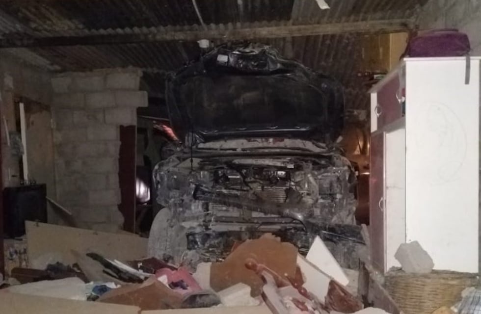 Perdió el control de la camioneta, se incrustó en una casa y mató a una mujer