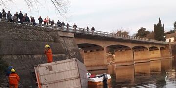 Potrero de Garay: un camión quedó sin frenos y terminó en el río\u002E