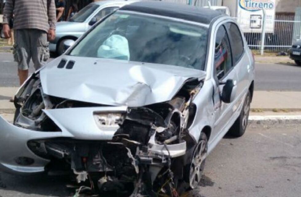 Chocó alcoholizado contra un poste de luz y destruyó casi por completo el auto