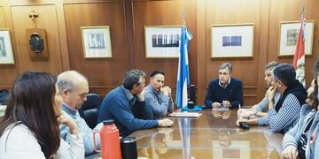 Luis Castellano con dirigentes de Ferrocarril del Estado (Prensa Municipalidad de Rafaela)