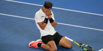 Spain's Rafael Nadal celebrates beating Canada's Milos Raonic in their men's singles quarter-final match on day ten of the Australian Open tennis tournament in Melbourne on January 25, 2017. / AFP PHOTO / GREG WOOD / IMAGE RESTRICTED TO EDITORIAL USE - ST