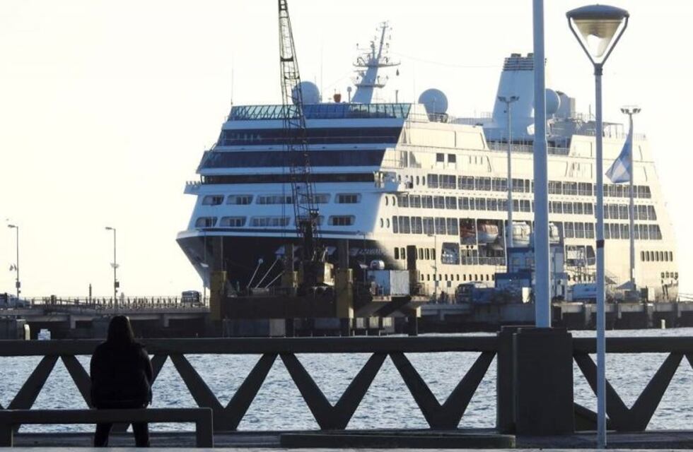 El "Azamara Pursuit" amarró en Puerto Madryn