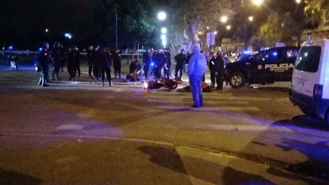 Una pareja de motociclistas resultó herida luego de un presunto intento de robo y enfrentamiento con la policía en 27 de Febrero y Buenos Aires\u002E (@joseljuarezjose)