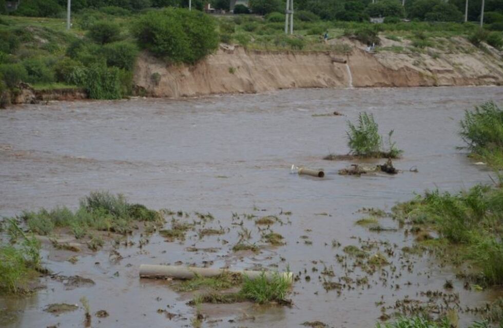 El Río del Valle creció y destruyó un caño de impulsión