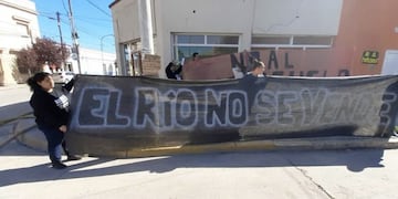 Manifestantes contra Portezuelo (Gobierno de La Pampa)