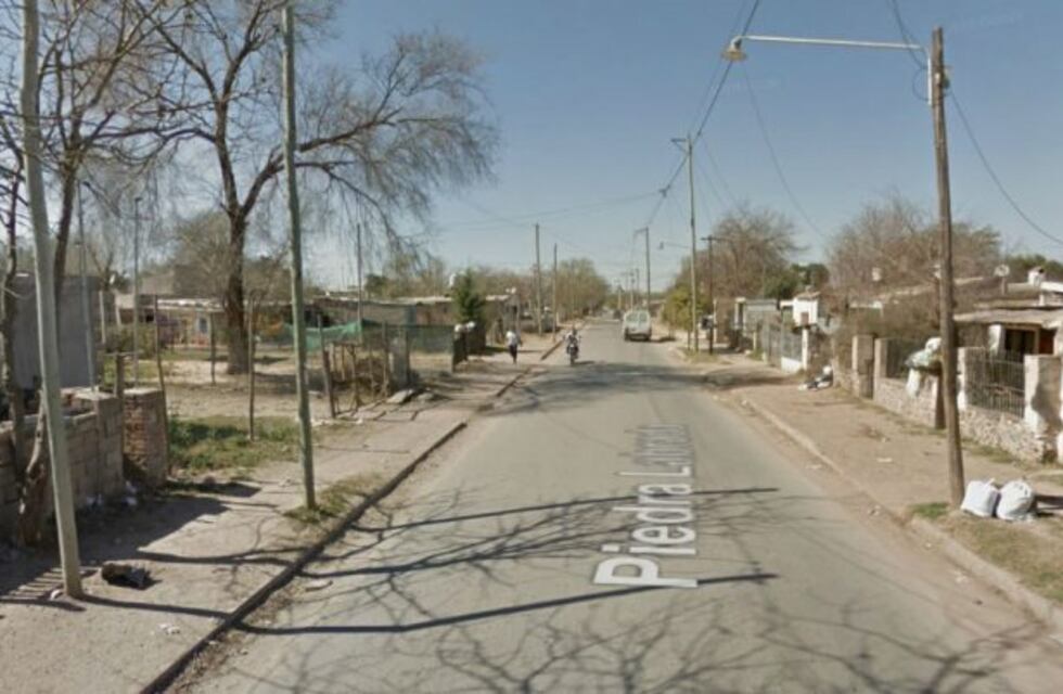 Chocó contra un camión estacionado, un auto y murió