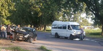 El fuerte impactó entre dos vehículos terminó con varios pasajeros heridos\u002E (El Informante)