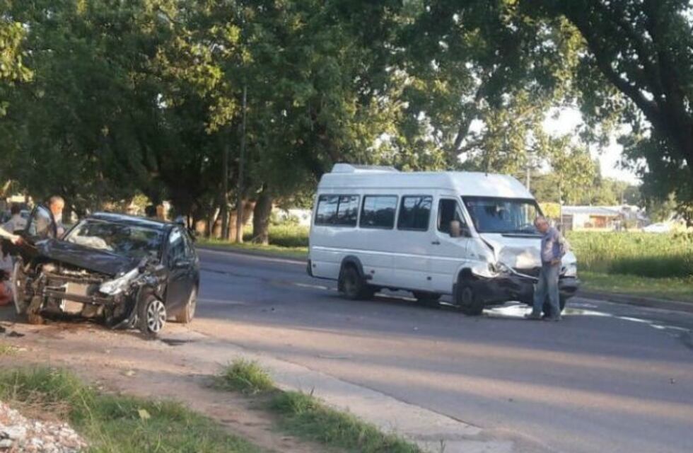 Choque entre una traffic y un auto dejó varios pasajeros heridos