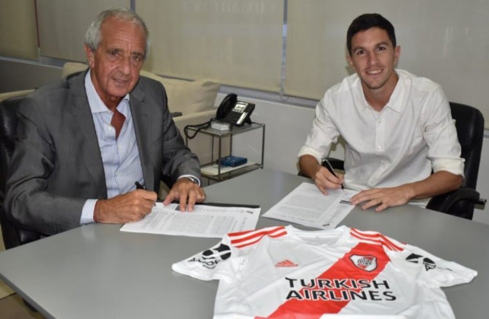 Nacho Fernández firmó la renovación de su contrato con River hasta junio de 2023