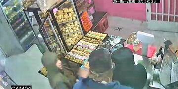 Violento robo a mano armada en Villa Caeiro\u002E (Foto: captura de pantalla / video difundido por FM arco iris 899)\u002E