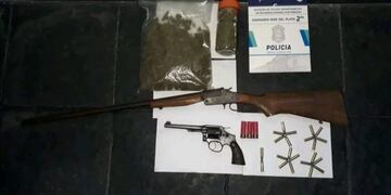 La policía secuestró una moto y armas de fuego (Foto: 0223)