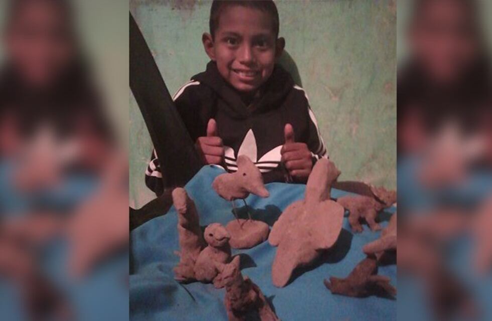 Un pequeño artesano Qom en El Impenetrable que construye dinosaurios en barro