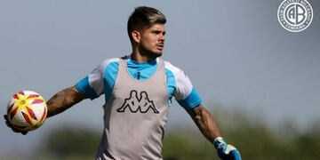 Lucas Acosta se presentó a entrenar acompañado por una escribana\u002E