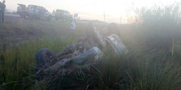 La camioneta salió de la calzada y terminó volcada\u002E (El Departamental)