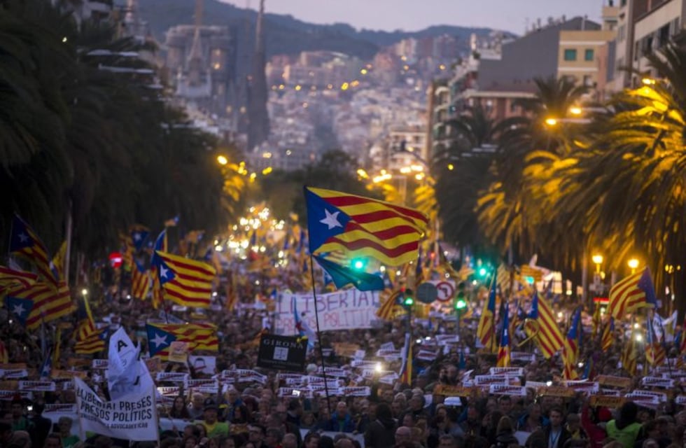 Cataluña: Miles de personas se manifestaron por la libertad de los líderes independentistas