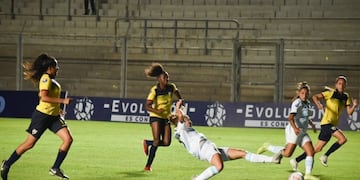 La Sub 20 femenina al ataque, en un partido donde jugó un buen papel Milagros Otazú, de Misiones\u002E Le ganó a Ecuador 1-0- (AFA)