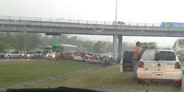 Automovilistas se refugiaron abajo de un puente\u002E