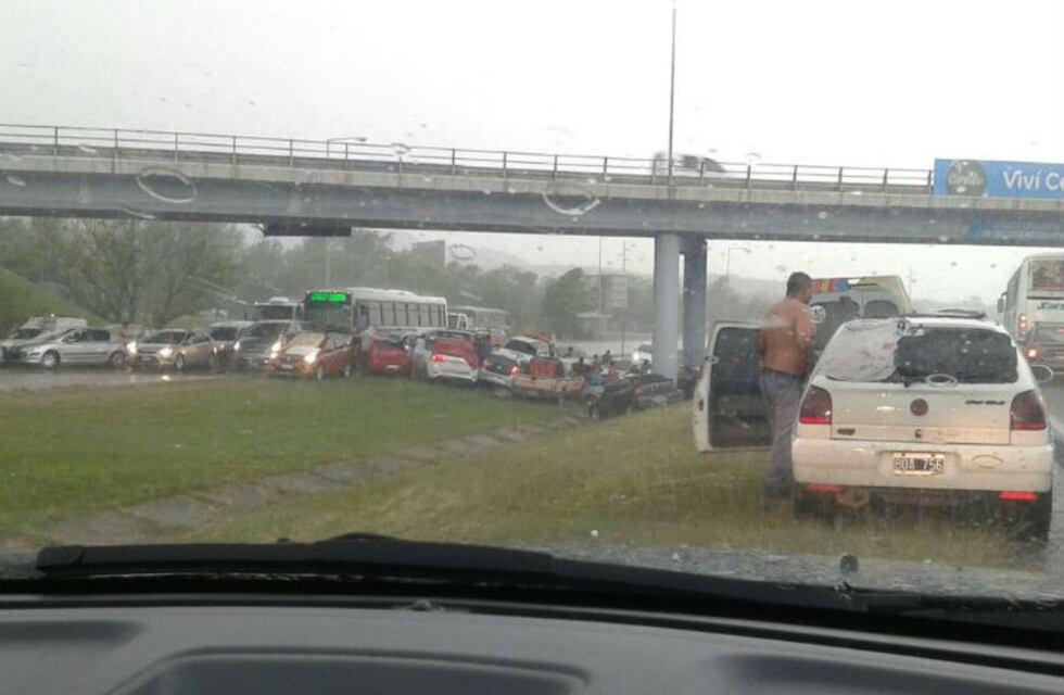 Un peligro: automovilistas se refugiaron abajo de un puente y cortaron la autopista a Carlos Paz
