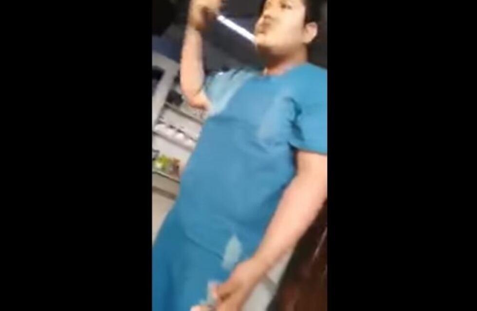 El indignante video del veterinario que se niega a atender a un perro atropellado