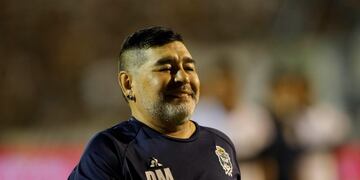 AME5029\u002E LA PLATA (ARGENTINA), 24/01/2020\u002E- El director técnico de Gimnasia y Esgrima, Diego Maradona, reacciona durante el partido entre Gimnasia y Esgrima ante Vélez Sarfield por la Superliga del Fútbol Argentino, este viernes, en el estadio Juan Carmelo Zerillo de La Plata, Buenos Aires (Argentina)\u002E EFE/ Demian Alday Estévez