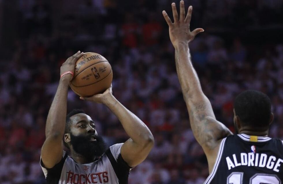 San Antonio no pudo con los triples de Houston y ahora la semifinal quedó igualada