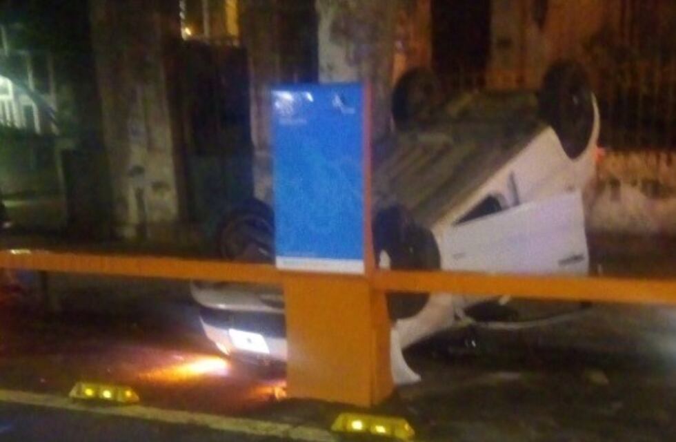 Violento accidente en Oroño y Salta dejó un auto volcado en el corralito de bicis públicas