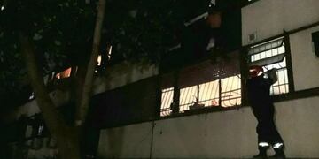 Quiso entrar a robar, quedó colgado de una reja y tuvo que ser rescatado por los bomberos (Foto: Mitre)