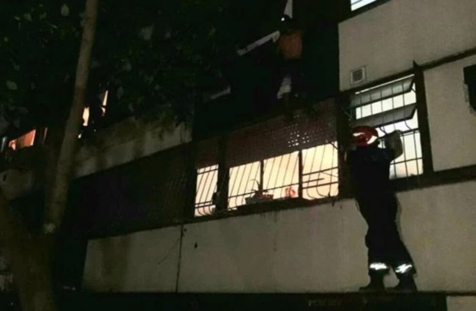 Entró a robar, quedó colgado de una reja y tuvo que ser rescatado por los bomberos