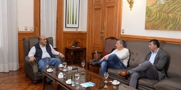 Mario Leito, presidente de Atlético Tucumán y Roberto Sagra, presidente de San Martín de Tucumán, mantuvieron una reunión con el gobernador de la provincia, Juan Manzur y dispusieron de sus instalaciones donde las personas podrán dirigirse para cobrar el Ingreso Familiar de Emergencia (Foto: SECP)\u002E