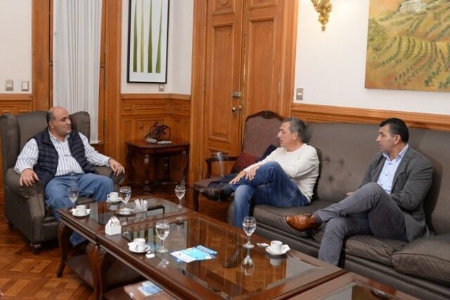 Mario Leito, presidente de Atlético Tucumán y Roberto Sagra, presidente de San Martín de Tucumán, mantuvieron una reunión con el gobernador de la provincia, Juan Manzur y dispusieron de sus instalaciones donde las personas podrán dirigirse para cobrar el Ingreso Familiar de Emergencia (Foto: SECP)\u002E