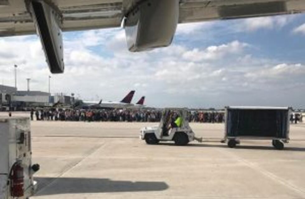 Cinco muertos en un tiroteo en un aeropuerto de Miami y buscan a otro tirador