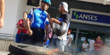 Protesta en Anses por el pago de un bono de 5 mil pesos