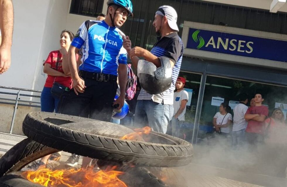 Protesta en Anses por el pago de un bono de 5 mil pesos