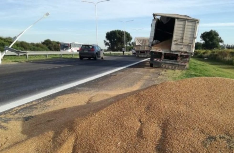 Robo de cereal en plena ruta: video viral y polémica por una maniobra que no cesa