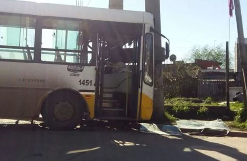 Un tren embistió a un colectivo en Ingeniero Budge: 18 heridos