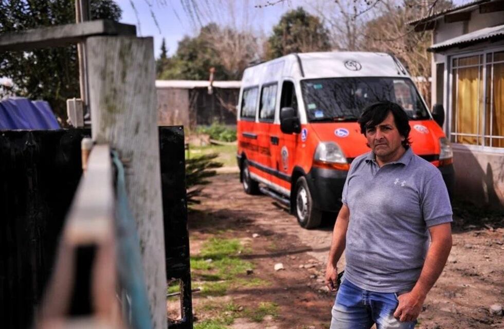 Antes los llevaba a la escuela y ahora reparte tareas, alimentos y remedios a niños con discapacidad: "Los extraño y ellos a mi"