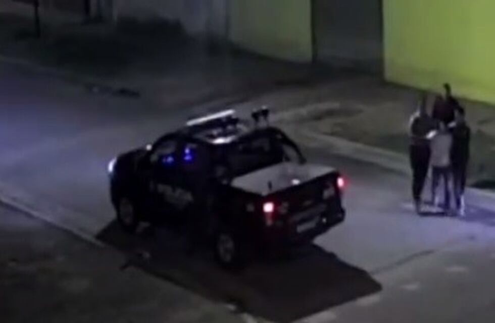 Abrieron el baúl de un auto para robar, quedaron filmados y fueron detenidos