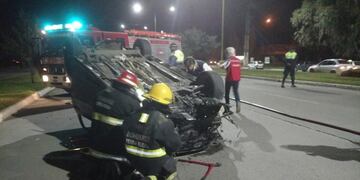 Los bomberos trabajan sobre el Toyota Corolla que era conducido por Carabajal, que dio positivo en el test de alcoholemia\u002E