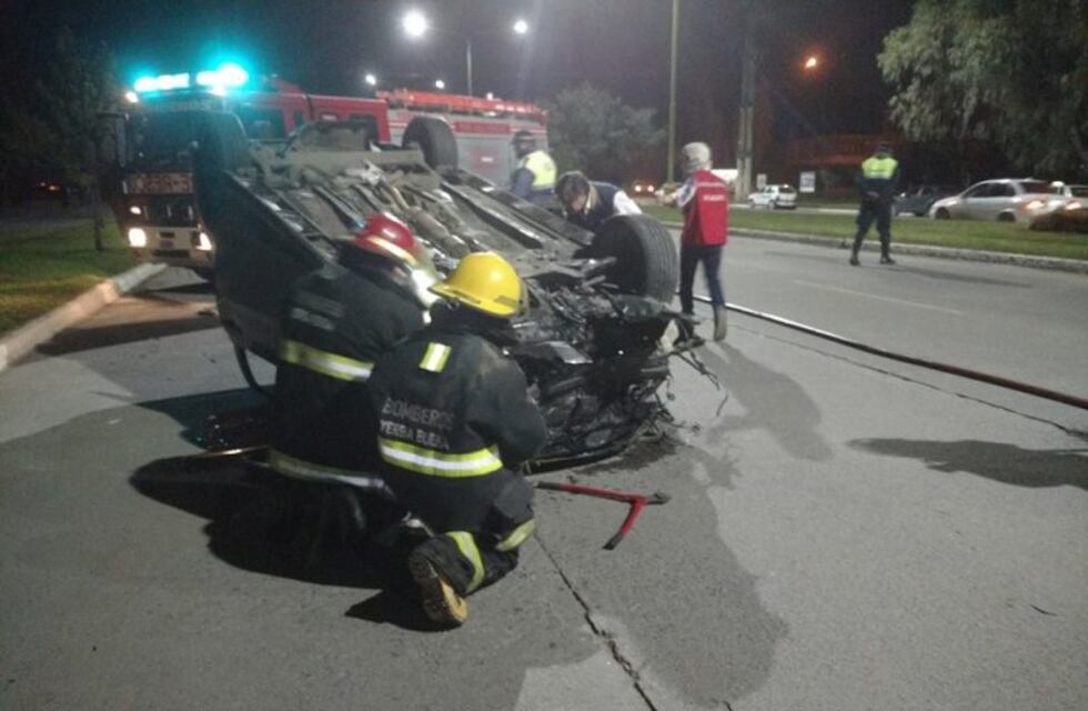 Accidente en Yerba Buena:  el conductor del auto que cayó sobre otro, dio positivo en el test de alcoholemia