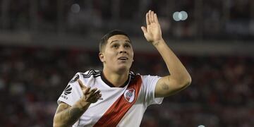 Argentina's River Plate midfielder Juan Quintero celebrates after scoring the team's second goal against Argentina's Independiente during the Copa Libertadores 2018 quarterfinals second leg football match at the Monumental stadium in Buenos Aires, Argentina, on October 2, 2018\u002E (Photo by JUAN MABROMATA / AFP) cancha river plate juan fernando quintero futbol copa libertadores 2018 futbol futbolistas river plate independiente