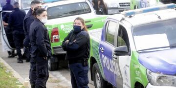Efectivos de la Policía Bonaerense pasaron la noche en el Puente 12 para reclamar por mejores condiciones laborales\u002E (Clarín)