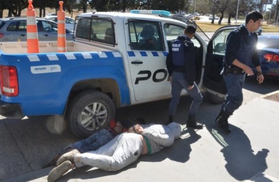 Escapaban, chocaron un patrullero y los atraparon