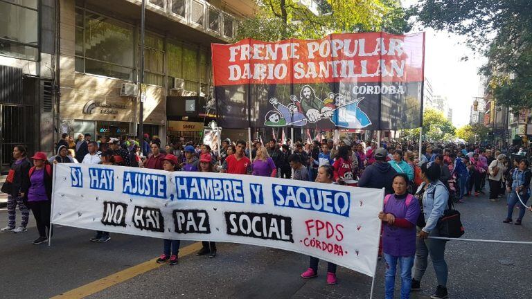 La marcha de organizaciones sociales en Córdoba de este jueves 11 de abril.