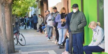 Desde el Municipio remarcaron que sólo se podrán hacer trámites bancarios con turno previo (Foto: Archivo)