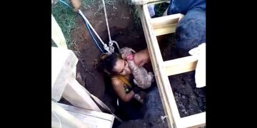 Rescató a un perrito de un pozo cloacal\u002E