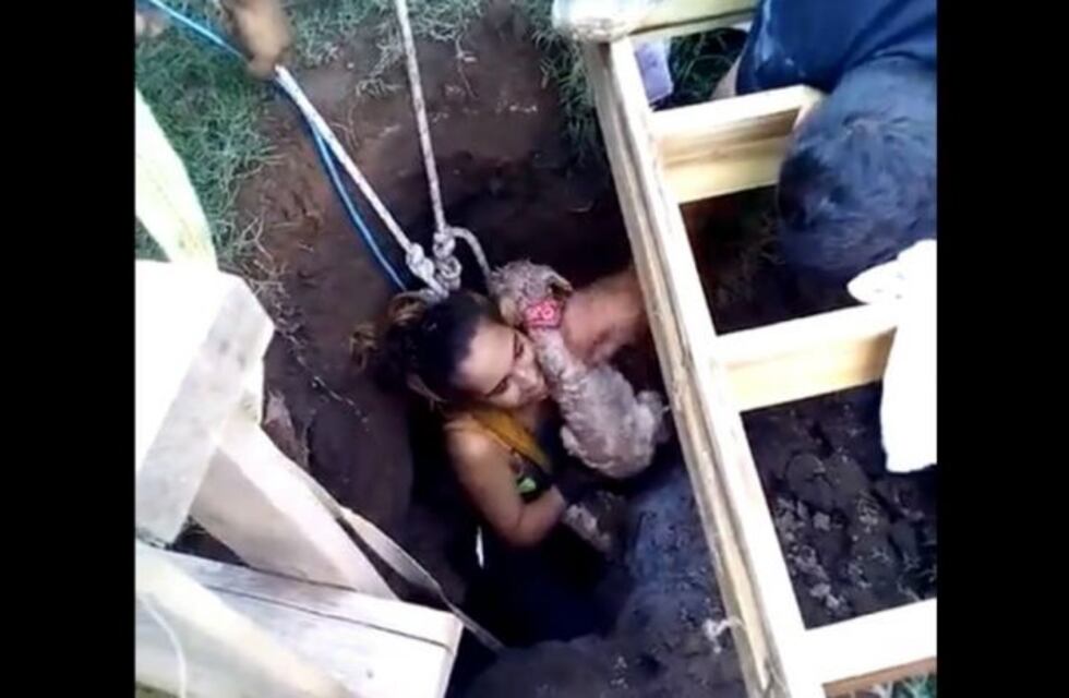 Rescató a un perrito que estaba en un pozo cloacal de 12 metros de profundidad